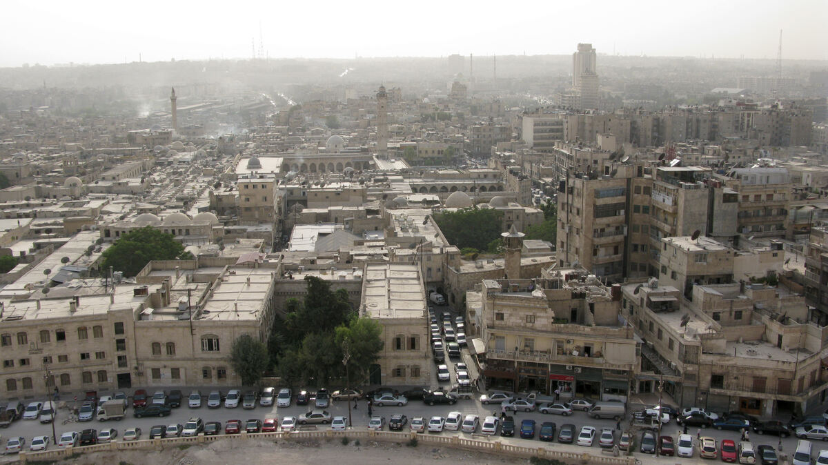 شارع حيوي في حي الأشرفية بحلب مع أبنية سكنية ومحال