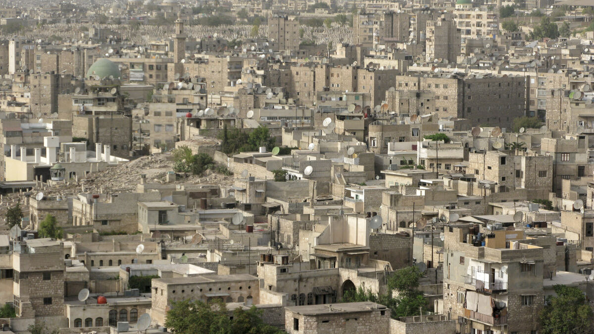 شارع تجاري نشط في حي الجميلية بحلب مع محال ومارة